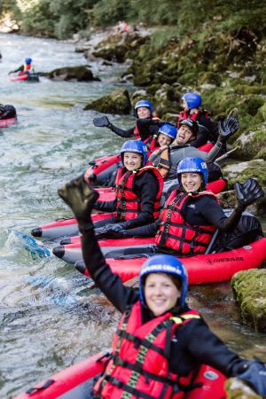Erlebe eine actionreiche Riverbug Tour in Lofer auf der Saalach mit Wildwasser, Natur, Spaß und Abenteuer im Base Camp