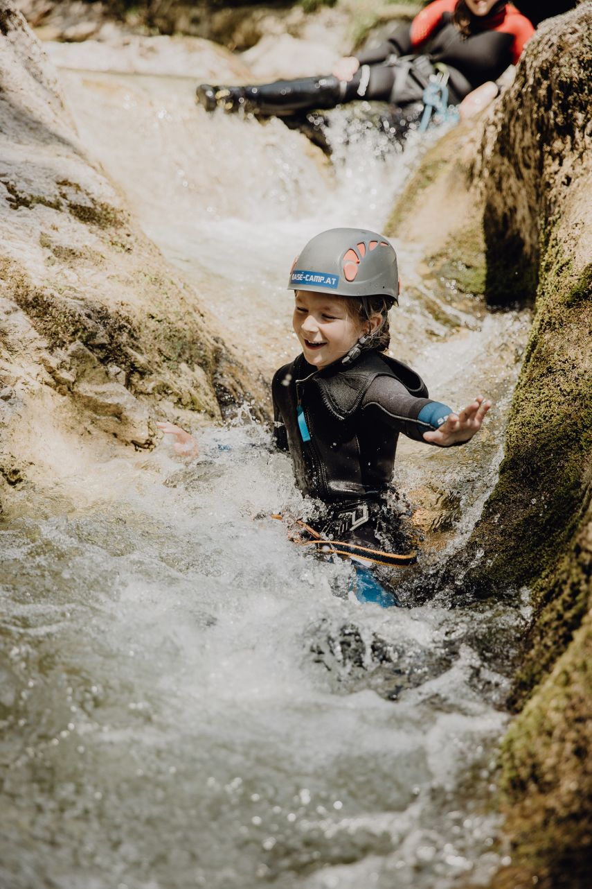 Canyoning-Tour für Familien und Kinder mit Base Camp Lofer – Wildwasser-Abenteuer mit Rutschen und Wasserfällen.