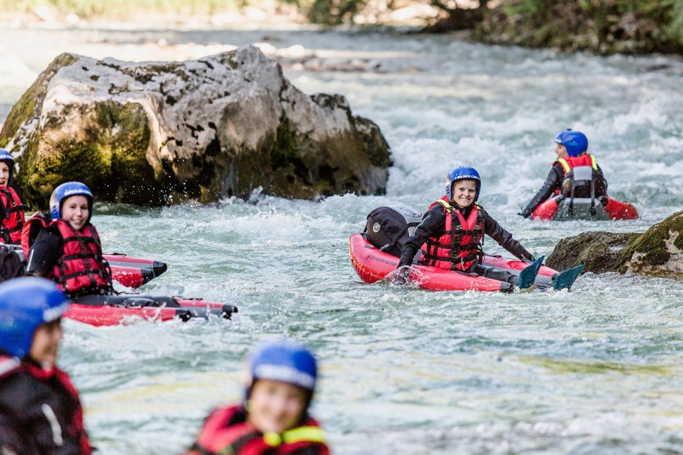 Riverbug-Action im Base Camp Lofer – Wildwasser-Abenteuer mit Spaß, Sport und Outdoor-Erlebnis