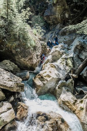 Canyoning in Lofer im Base Camp – Wildwasser Erlebnis mit Klettern, Abseilen, Action und Natur Abenteuer
