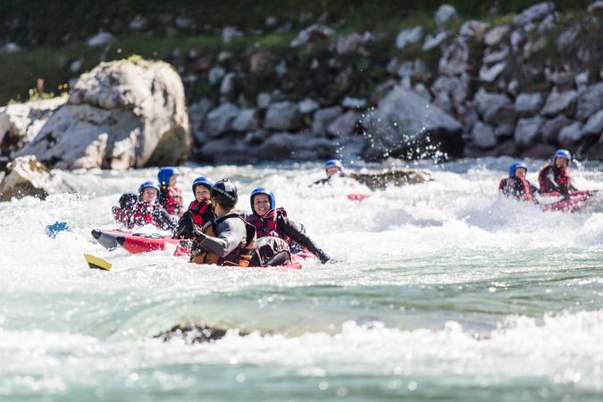 Erlebe eine spannende Riverbug Tour in Lofer auf der Saalach mit Wildwasser, Action, Abenteuer, Natur und Spaß im Base Camp