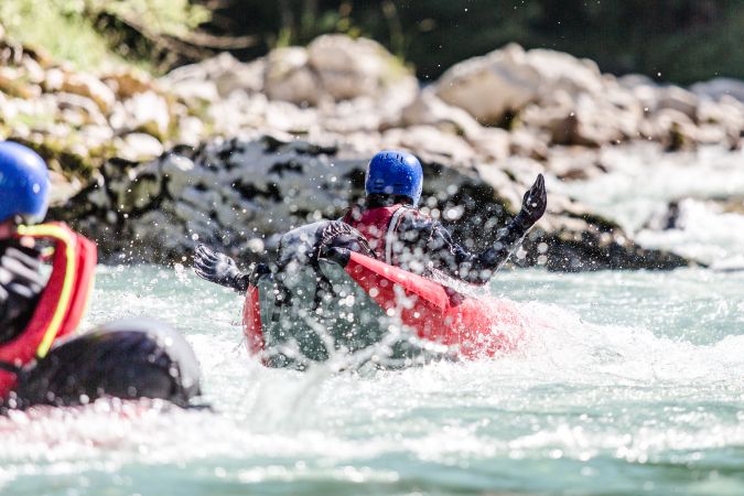 Erlebe eine spannende Riverbug Tour im Base Camp Lofer auf der Saalach mit Wildwasser, Action, Natur und Spaß