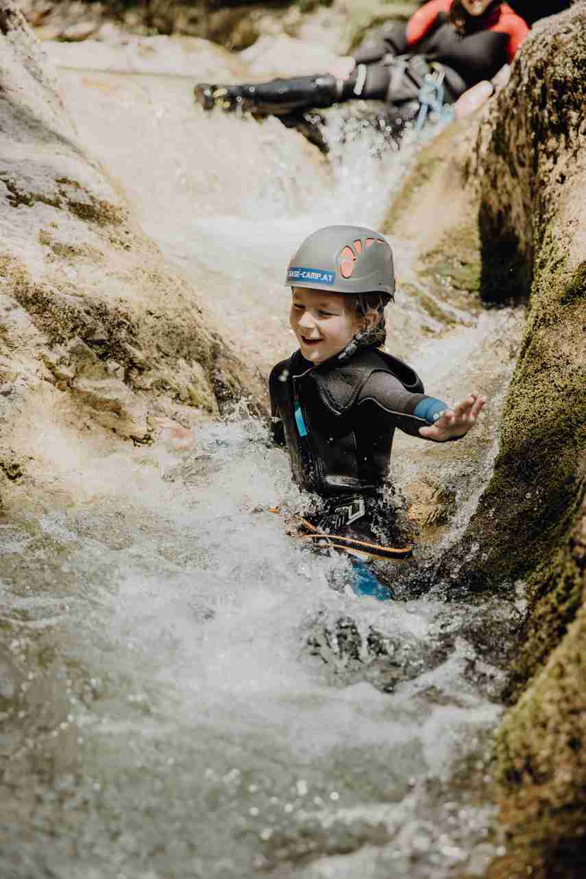 Canyoning-Tour für Familien und Kinder mit Base Camp Lofer – Wildwasser-Abenteuer mit Rutschen und Wasserfällen.