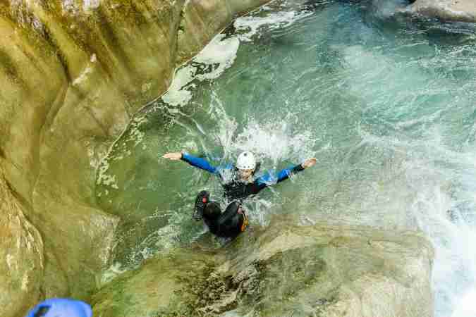 Erlebe eine spannende Canyoning Tour in Lofer mit Wildwasser, Action, Klettern und Naturabenteuer in der Schlucht beim Base Camp.