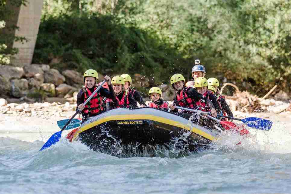 Kinderrafting im Base Camp Lofer – Outdoor-Abenteuer mit Wasserfall und actionreichem Wassersport