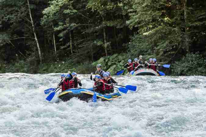 Rafting auf der Saalach in Lofer – Wildwasser Erlebnis Tour mit Abenteuer und Spaß im Base Camp