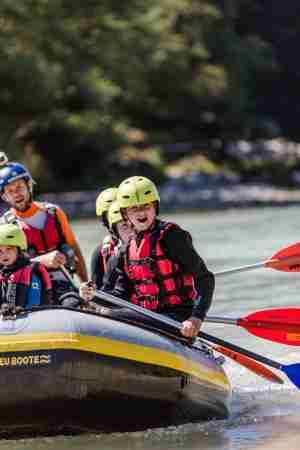 Spannende Rafting-Tour für Kinder und Familien im Base Camp Lofer – Outdoor-Abenteuer auf dem Wasser