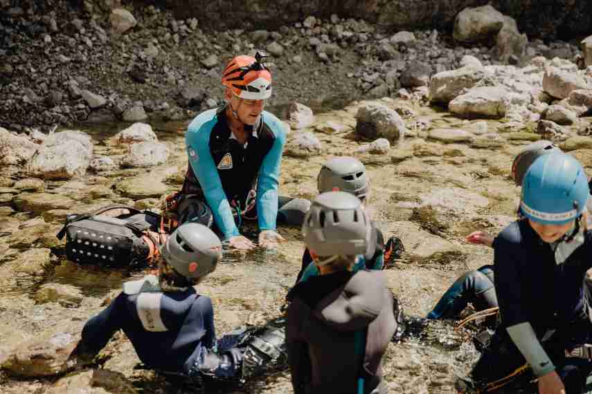 Kindercanyoning-Erlebnis im Base Camp Lofer – Sicheres Wasserabenteuer im Fluss mit Spiel und Natur