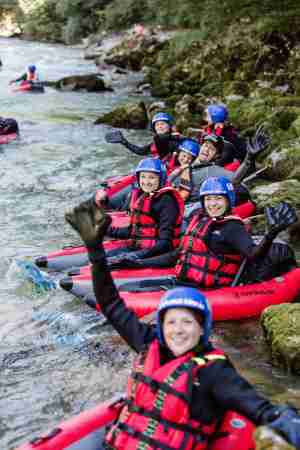Erlebe eine actionreiche Riverbug Tour in Lofer auf der Saalach mit Wildwasser, Natur, Spaß und Abenteuer im Base Camp