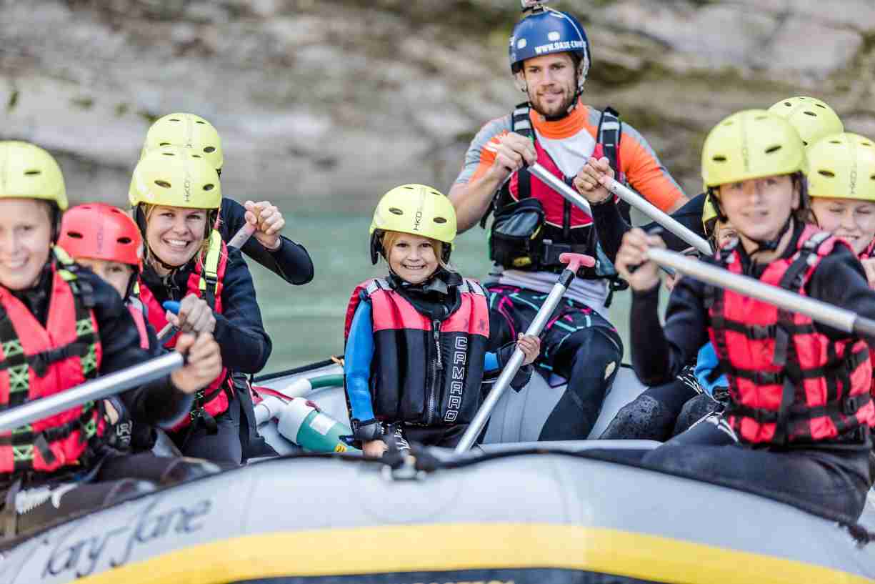 Kinderrafting Action in Lofer – Wildwasser Tour auf der Saalach im Base Camp für Natur und Abenteuer Spaß