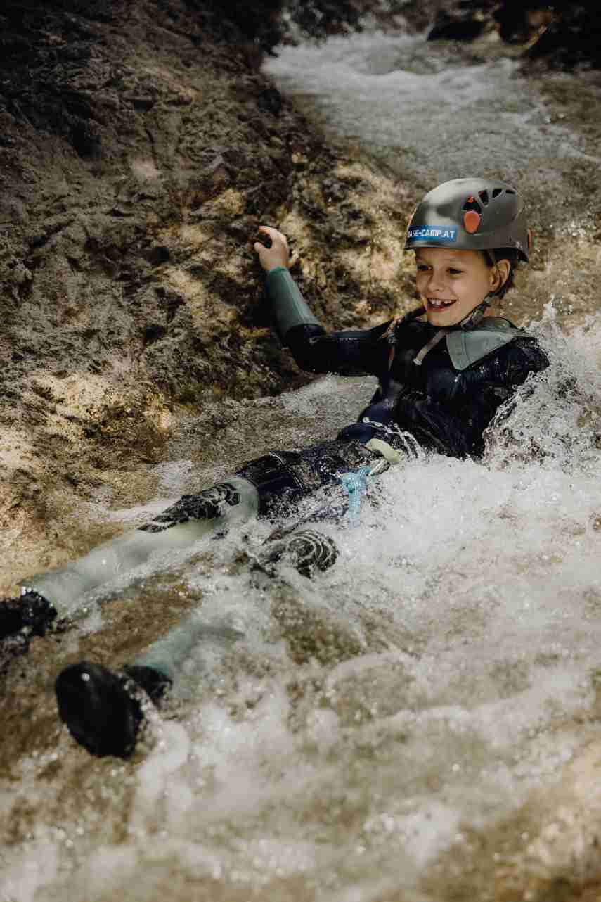 Kindercanyoning im Base Camp Lofer – Outdoor-Abenteuer mit Wasserrutsche, Sprüngen und Wasserfall in der Klamm
