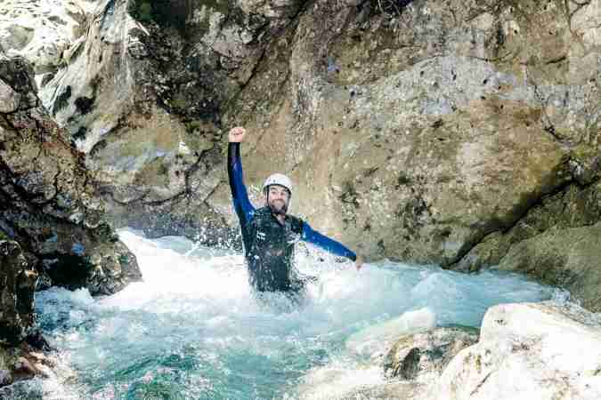 Erlebe eine spannende Canyoning Tour in Lofer mit Wildwasser, Action und Naturabenteuer in der Schlucht beim Base Camp.
