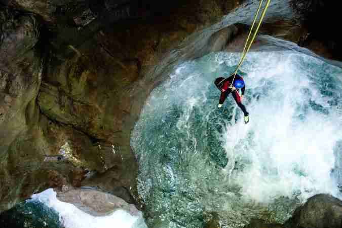 Erlebe eine spannende Canyoning Tour an der Saalach in Lofer mit Wildwasser, Klettern, Action und Abenteuer im Base Camp