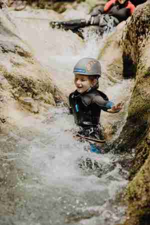 Canyoning Tour für Familie und Kinder im Base Camp Lofer – Wildwasser Abenteuer mit Rutsche, Wasserfall und Action
