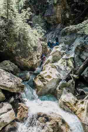 Canyoning in Lofer im Base Camp – Wildwasser Erlebnis mit Klettern, Abseilen, Action und Natur Abenteuer