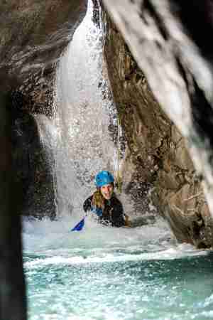 Erlebe eine aufregende Canyoning Tour in Lofer mit Wildwasser, Klettern, Abseilen und Action in der Schlucht beim Base Camp
