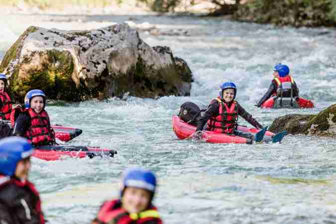 Riverbug-Action im Base Camp Lofer – Wildwasser-Abenteuer mit Outdoor-Spaß und sportlicher Herausforderung