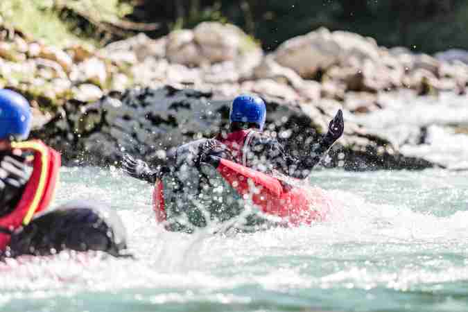 Erlebe eine spannende Riverbug Tour im Base Camp Lofer auf der Saalach mit Wildwasser, Action, Natur und Spaß