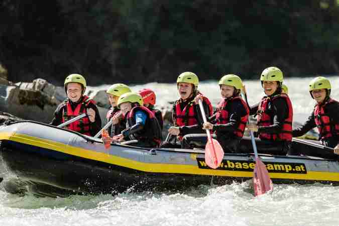 Kinderrafting in der Natur – Outdoor-Wassertour für Familien im Base Camp Lofer