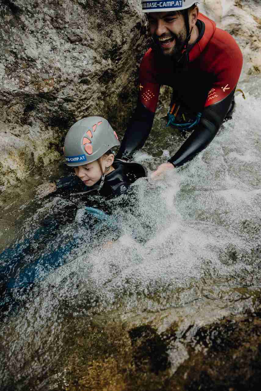 Outdoor-Kinder-Canyoning-Abenteuer mit Base Camp Lofer – Wasserrutschen, Schluchten und Spaß in den Bergen.