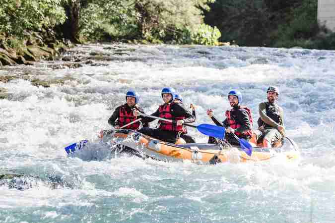 Rafting Erlebnis in Lofer auf der Saalach – Wildwasser Tour im Base Camp mit Action, Abenteuer und Natur
