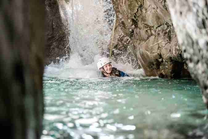 Erlebe Canyoning in der Schlucht von Lofer mit Wildwasser, Action und Klettern bei einer spannenden Abenteuer Tour im Base Camp